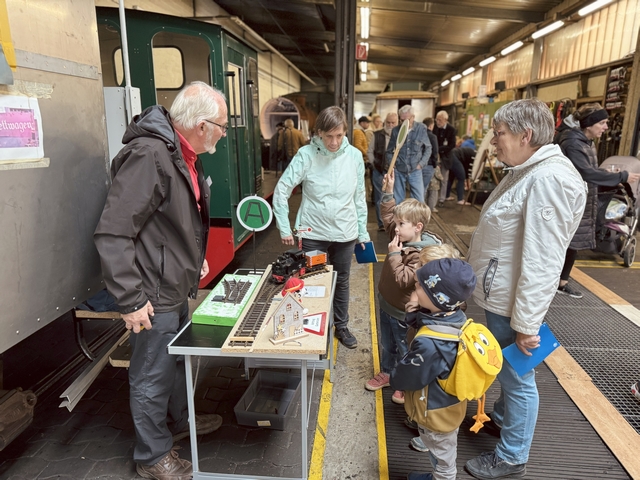 Abb.: Wie funktioniert eine Weiche? Dieser Frage geht hier Rolf Gerdes mit einigen jungen Eisenbahnfreunden nach.