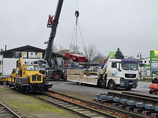 Abb.: Am Freitag früh kam der Rahmen der Lok FRANZBURG vom Lackieren zurück.