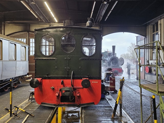 Abb.: Auswaschen von Lok HOYA am Samstag früh, Lok '3' scheint auch ein wenig von der Dusche abzubekommen.