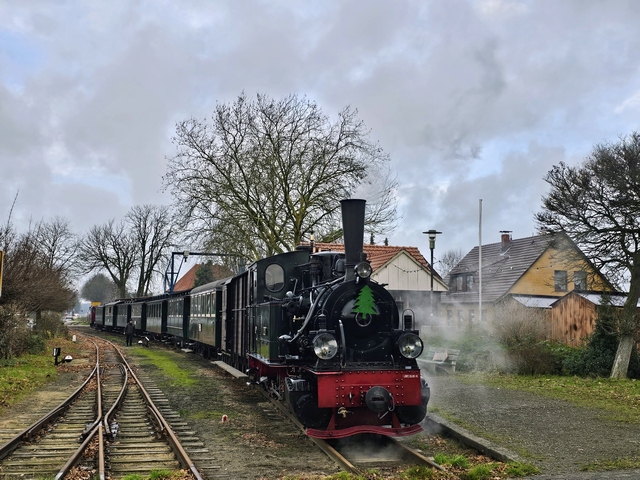Abb.: Bei bedecktem Himmel ist Lok HOYA mit ihrem sieben Wagen langen Zug im Bf Asendorf angekommen.