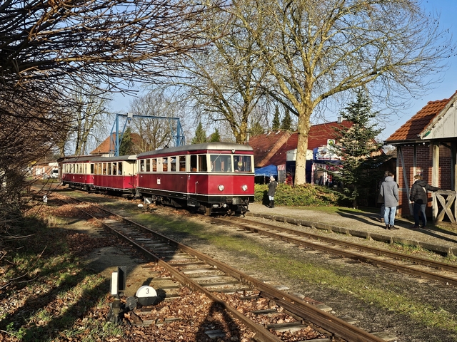 Abb.: Bei bedecktem Himmel ist Lok HOYA mit ihrem sieben Wagen langen Zug im Bf Asendorf angekommen.