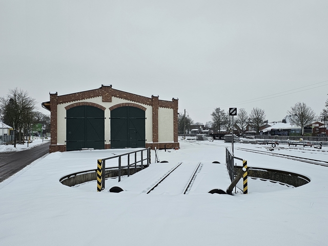 Abb.: Drehscheibe und neuer Lokschuppen mal ohne Betrieb.