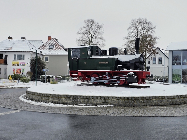 Abb.: Lok BRUCHHAUSEN träumt im Kreisel vom 1. Mai, wenn sie ihrer Schwester HOYA wieder beim Rangieren zusehen kann.