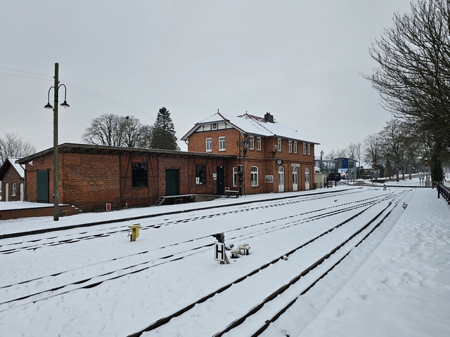 Abb.: Selten, solch ein freier Blick auf die Bahnsteigseite des Bahnhofs Bruchhausen-Vilsen ohne Fahrzeuge und Personen.