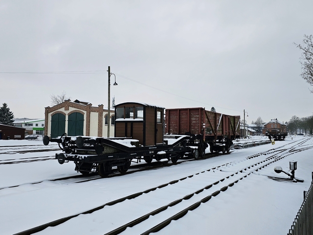 Abb.: So schön dies auch aussieht, aus konservatorischer Sicht sähe man auch diese Museumsfahrzeuge jetzt lieber in der schützenden Halle. Aber der Platz reicht halt nicht für alle.