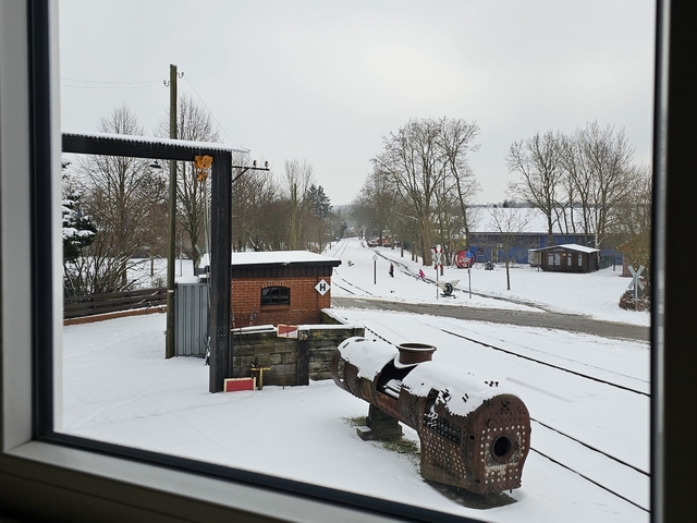 Abb.: Die Bahnhofseinfahrt vom Sozialraum der Werkstatt aus gesehen.