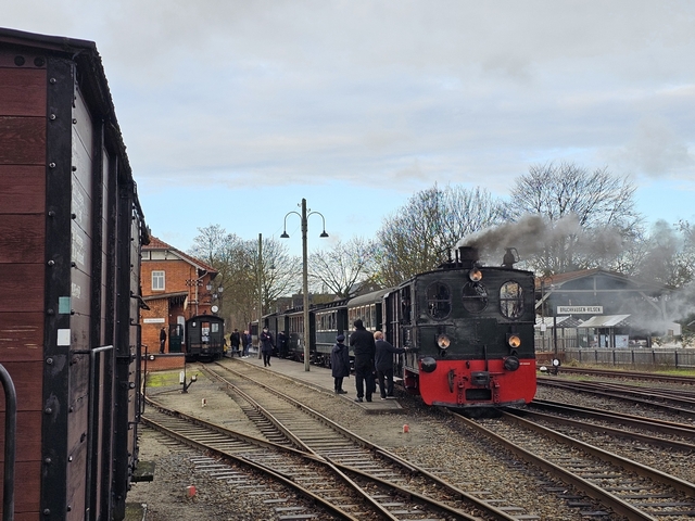 Abb.: Der erste Dampfzug steht bereit, an der Lok ist noch Zeit für ein Schwätzchen des Personals.