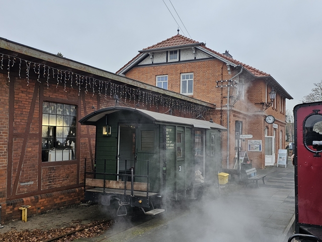 Abb.: Bei der Ausfahrt des Zuges wird das 'Bahnpostamt' in Dampf gehüllt, auch am 2. Adventswochenende fertigt die IG Post Weihnachtspost mit Bahnpoststempel ab.