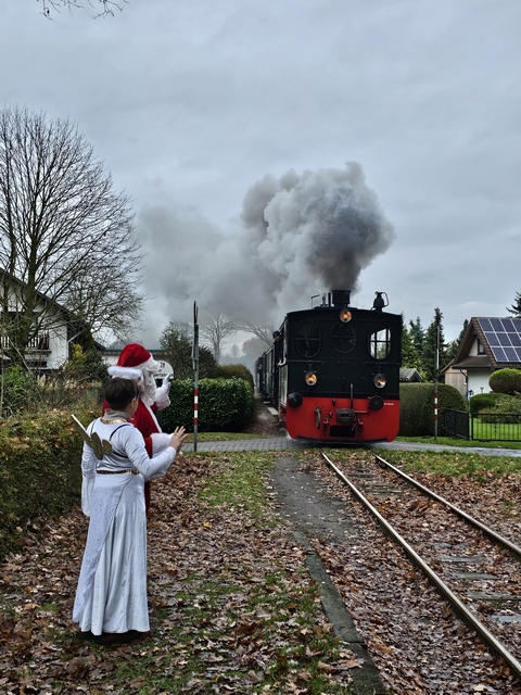 Abb.: In Vilsen Ort erwarten Nikolaus und Engel den Zug, steigen zu und verteilen Geschenke an die Kinder. Ab jetzt wird das ein oder andere Weihnachtslied auf der Fahrt nach Asendorf gesungen.