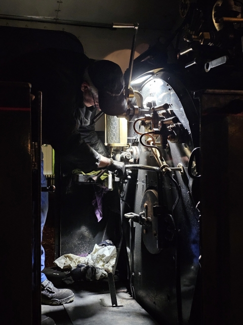 Abb.: Bereits am Donnerstag bereitete Lokführer Andreas Boye Dampflok HOYA vor, da Lok 3 'schwächelte' und nicht so schnell repariert werden konnte.