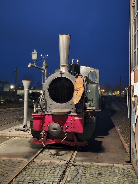 Abb.: Schon in der Dämmerung wurde über den Dampfheizungsanschluss die Dichtigkeit der Waschluken geprüft und anschliessend wurden noch Dampfhähne eingeschliffen.