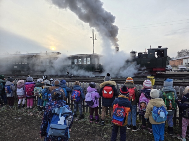 Abb.: Am Freitag fanden Nikolausfahrten für Kindergartengruppen statt. Die morgendliche Stimmung im Gegenlicht fotografierte Erzieherin Katharina Trant, die uns das Foto zur Verfügung stellte - vielen Dank!