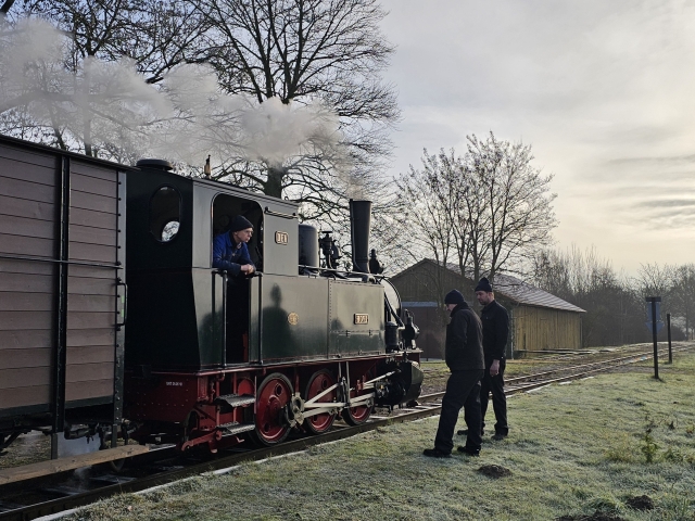 Abb.: Zum Betriebshalt im Bf Heiligenberg war die Sonne herausgekommen und Lok HOYA konnte mitsamt des 
Lokpersonals im Streiflicht festgehalten werden.