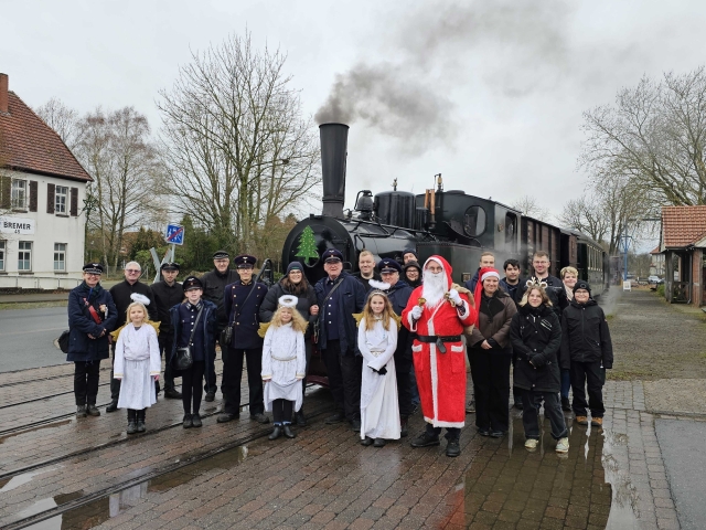 Abb.: Im Bf Asendorf war kurz vor der Rückfahrt noch Gelegenheit alle Beteiligten auf einem Gruppenfoto zu verewigen. Zu den Lok- und Zugpersonalen kamen Getränkeverkäufer und der Waffelbäcker sowie die Schüler des Gymnasiums Asendorf vom Würstchen- und Getränkeverkauf in Asendorf dazu. Es fehlen lediglich aus Bruchhausen-Vilsen: die Glühwein- und Getränkekocher vom Güterboden, 'Mr. Fahrkarte' und die Werkstatt- und Einsatztruppe aus Bruchhausen-Vilsen. Falls Sie keine Lust zum Zählen haben - so eine Nikolausfahrt braucht rund 30 Köpfe an Personal.