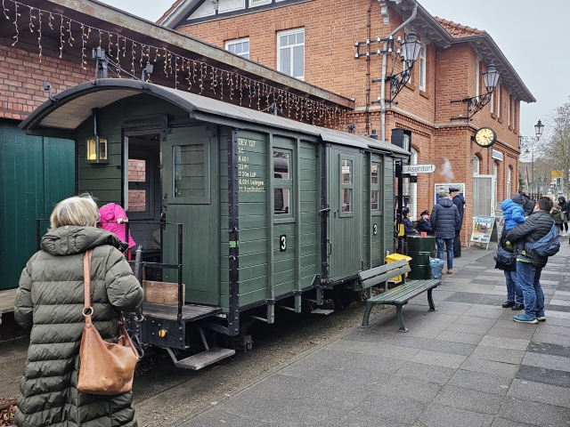 Abb.: Geschäftiges Treiben am Bahnsteig des Bf Bruchhausen-Vilsen, dort wartete auch das Museums-Postamt.