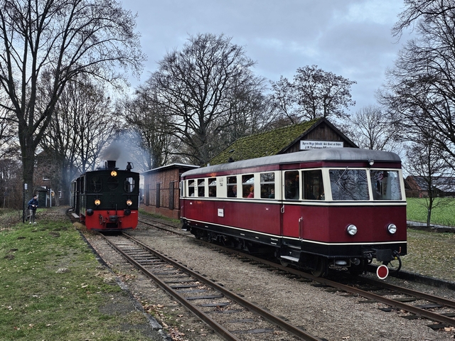 Abb.: In Heiligenberg ist dann genug Zeit für Gedichte und Lieder, da die Kreuzung mit dem Dampfzug aus Bruchhausen-Vilsen abgewartet werden muss.