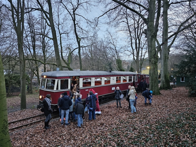 Abb.: In Wiehe Kurpark steigen die Kinder und ihre Begleitung aus. Von dort geht es in der Dämmerung mit einem Fackelzug der Jugendfeuerwehr zum Weihnachtsmarkt nach Vilsen.