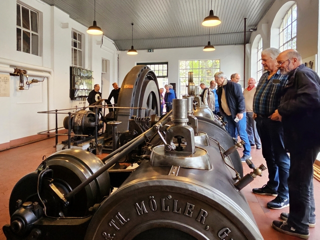 Abb.: Großes Interesse fand die Besichtigungsmöglichkeit der bestens gepflegten Dampfmaschine in der ehemaligen Senffabrik Leman (Bild: Regine Meier, Klicken vergrößert).