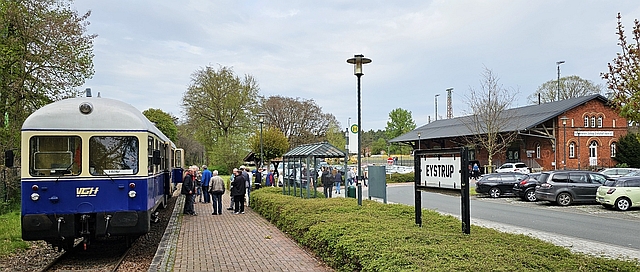 Abb.: Die Anreise zum Kulturzentrum "Alter Güterschuppen" in Eystrup erfolgte stilgerecht mit dem "Kaffkieker" (Bild: Regine Meier, Klicken vergrößert).