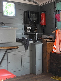 Arbeitsplatz des Zugführers im Packraum des Wagen 51, man beachte auch die Schalttafel für die elektrische Beleuchtung